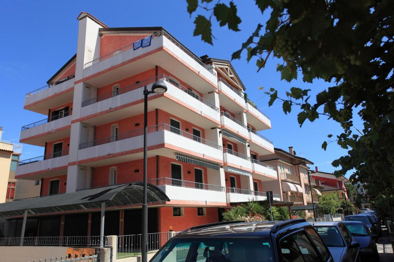 Maestrale Canova Apartments Caorle Ngoại thất bức ảnh
